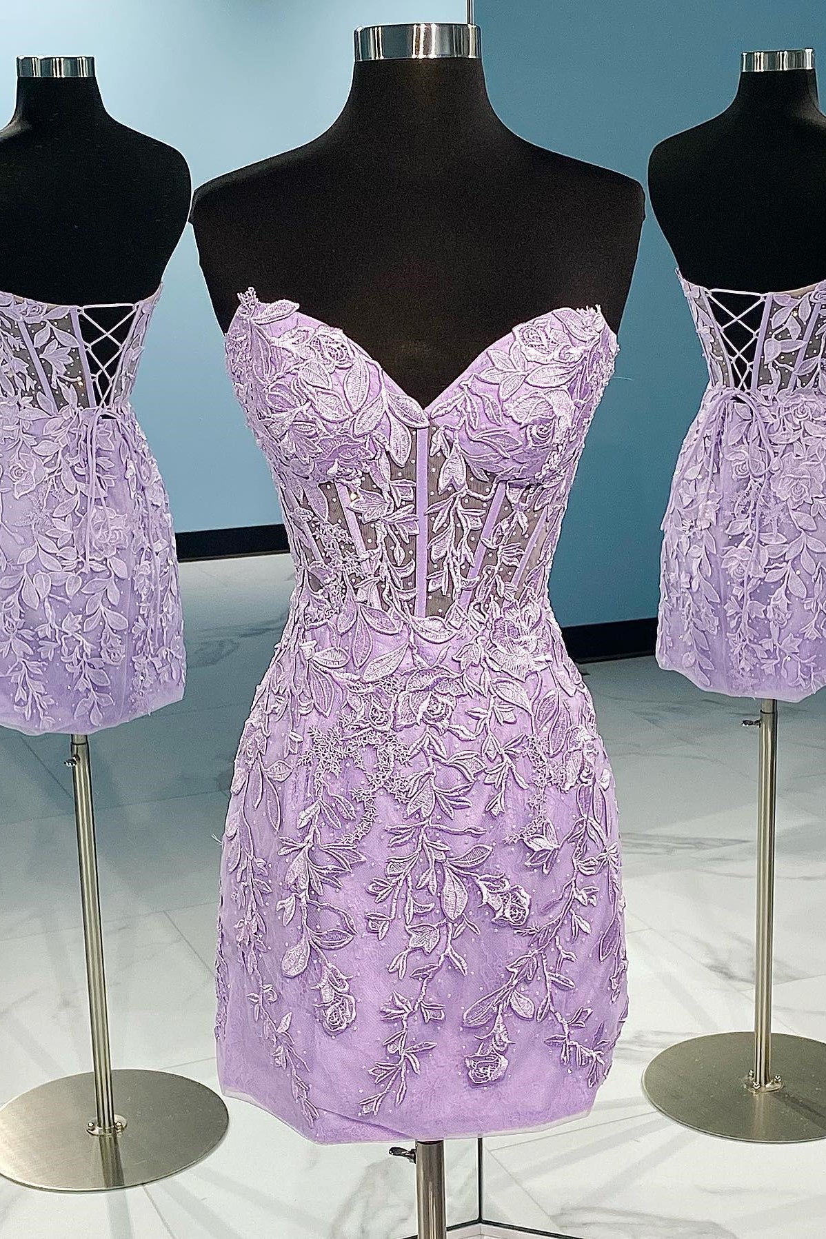 Vestido mini ajustado con apliques, sin tirantes y con cordones para la fiesta de bienvenida fg1532
