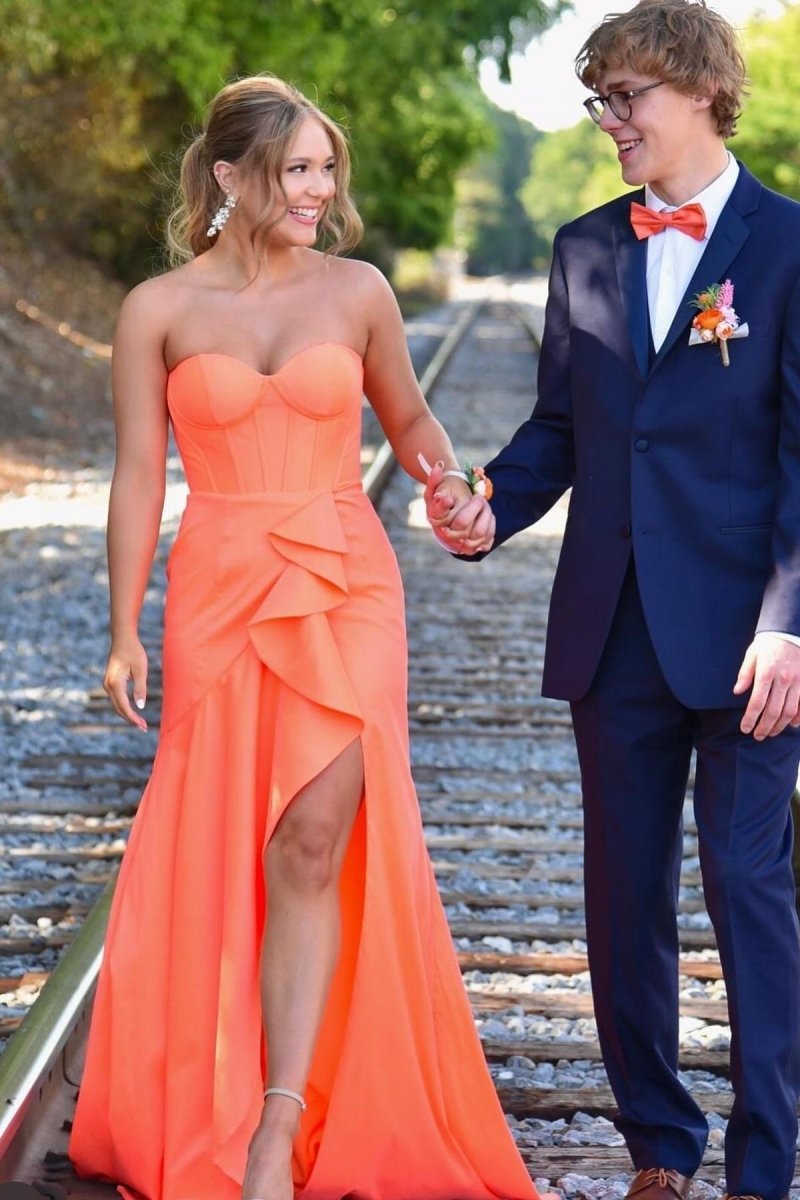 Deena | Vestido de fiesta largo de sirena con escote en forma de corazón en color naranja y abertura