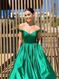Vestido de fiesta de satén verde con hombros descubiertos y corte en A