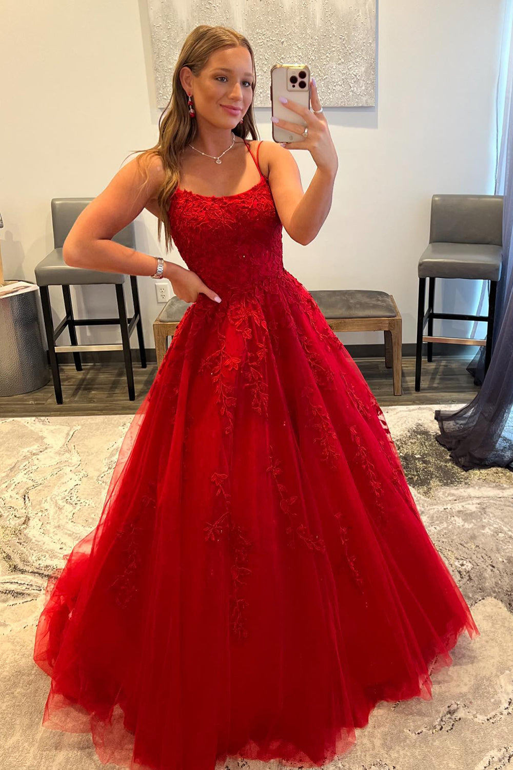 Vestido de fiesta largo con tirantes finos en color rojo y apliques fg84