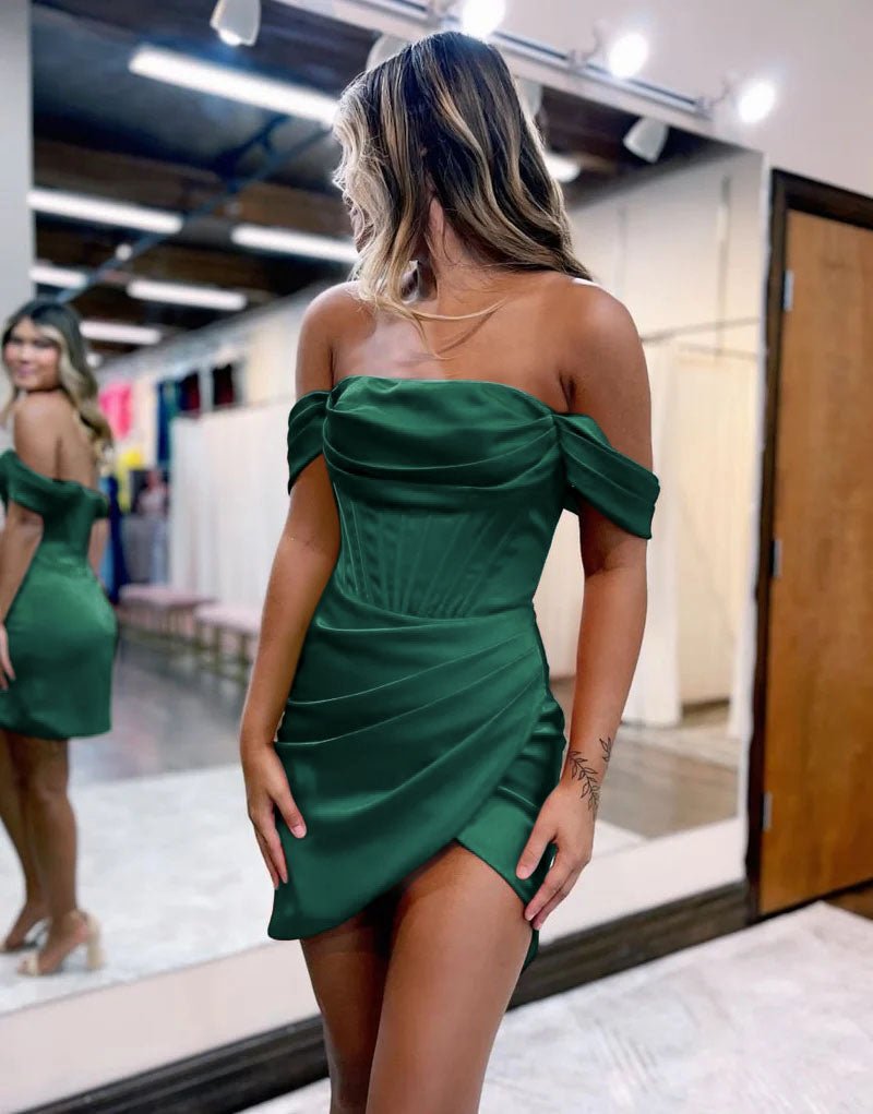 Lucy | Vestido corto de satén rojo con hombros descubiertos para la fiesta de bienvenida
