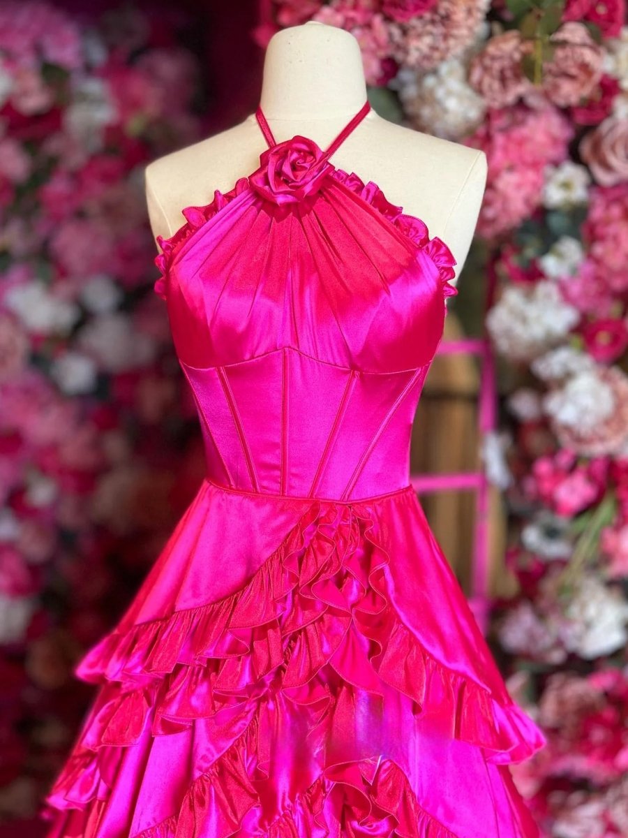 Markel | Vestido de fiesta largo con volantes escalonados y cuello halter en color fucsia