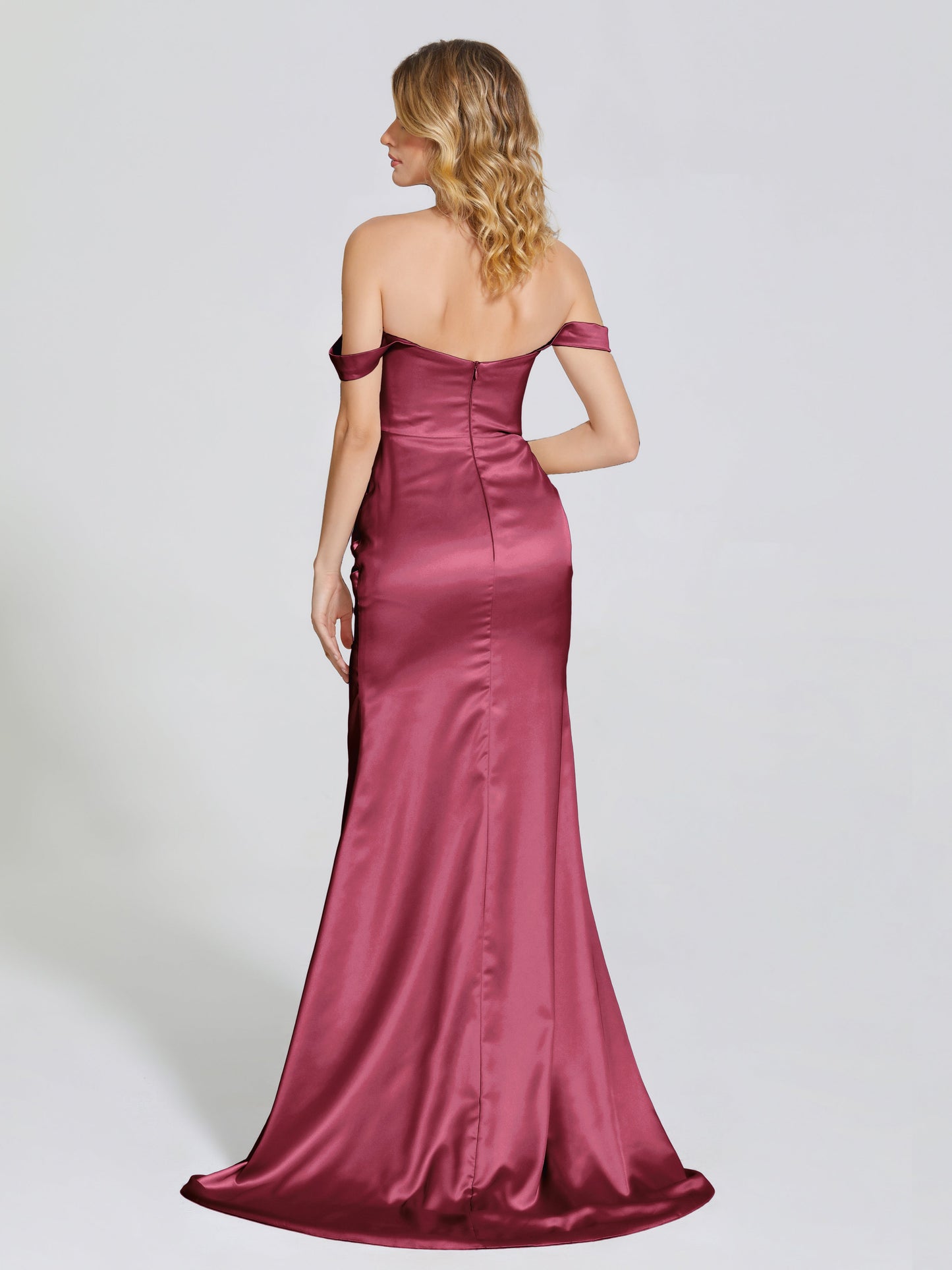 Vestido de fiesta de satén suave con abertura lateral y hombros descubiertos con escote en V