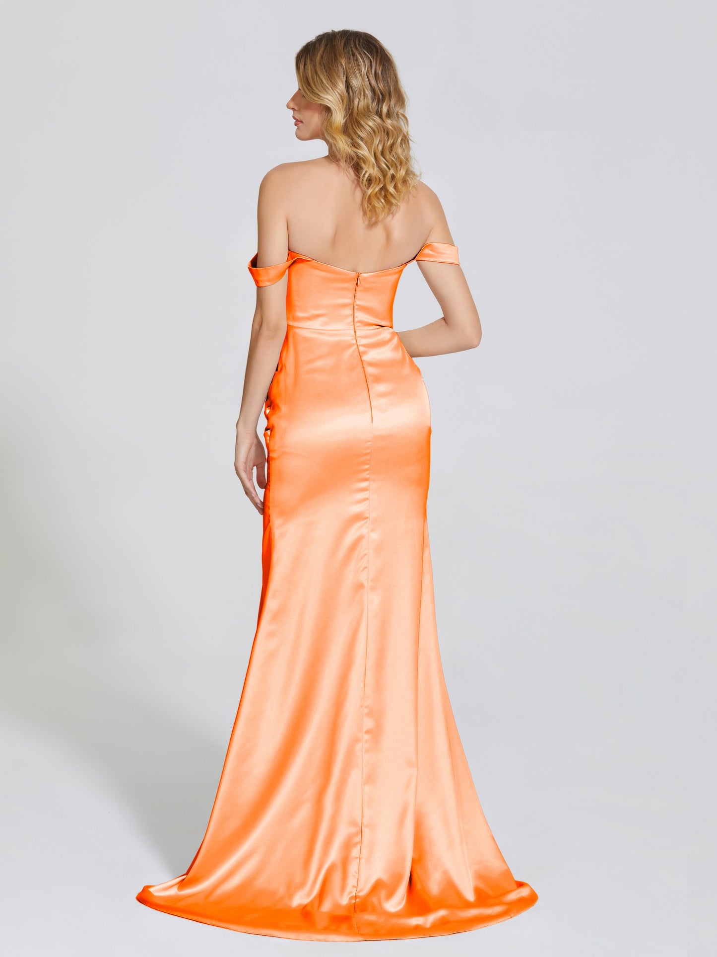 Vestido de fiesta de satén suave con abertura lateral y hombros descubiertos con escote en V