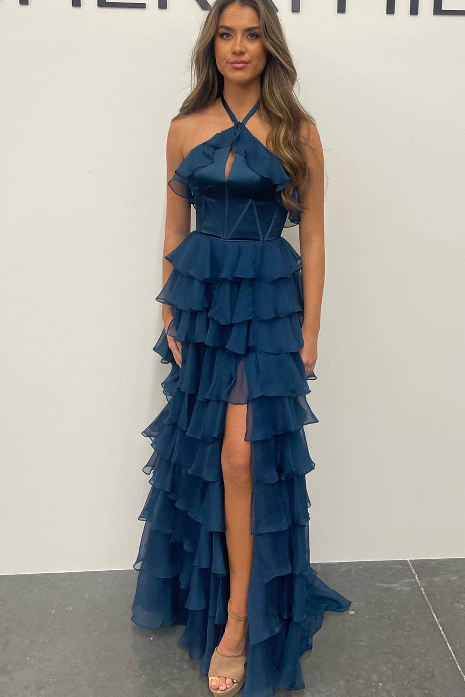 Vestido de fiesta con escote halter, escote en forma de cerradura, volantes y abertura