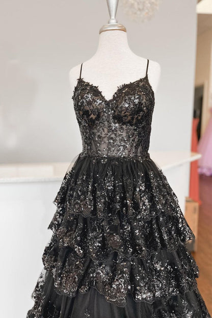 Maryam | Vestido de fiesta de encaje con capas y tirantes finos en forma de A