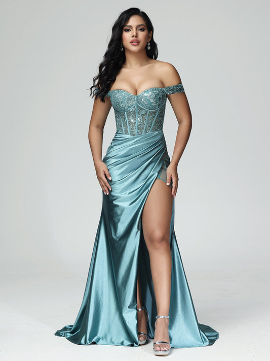 Vestido de fiesta sin tirantes y con hombros descubiertos y abertura