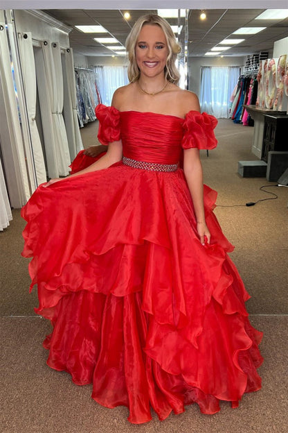 Giovanna | Vestido de fiesta largo de tul con cuentas y capas con hombros descubiertos en color rojo