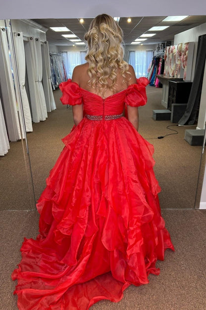 Giovanna | Vestido de fiesta largo de tul con cuentas y capas con hombros descubiertos en color rojo
