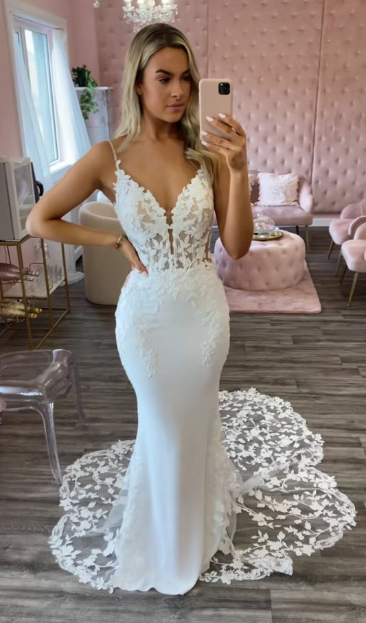 Vestido de novia sexy con escote en V, tirantes finos, ilusión de encaje y apliques con cola de encaje fg6427