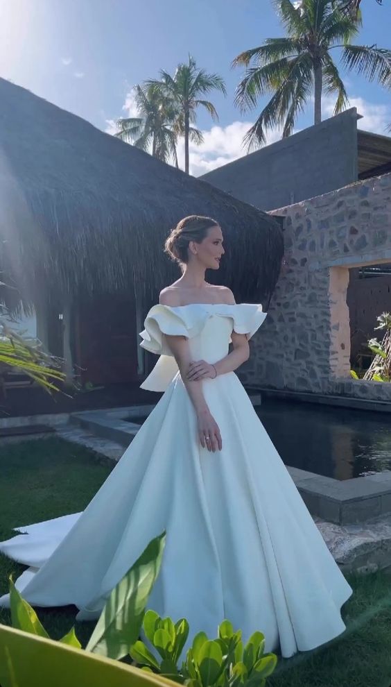Hermosos vestidos de novia de satén con hombros descubiertos y corte en A fg6536
