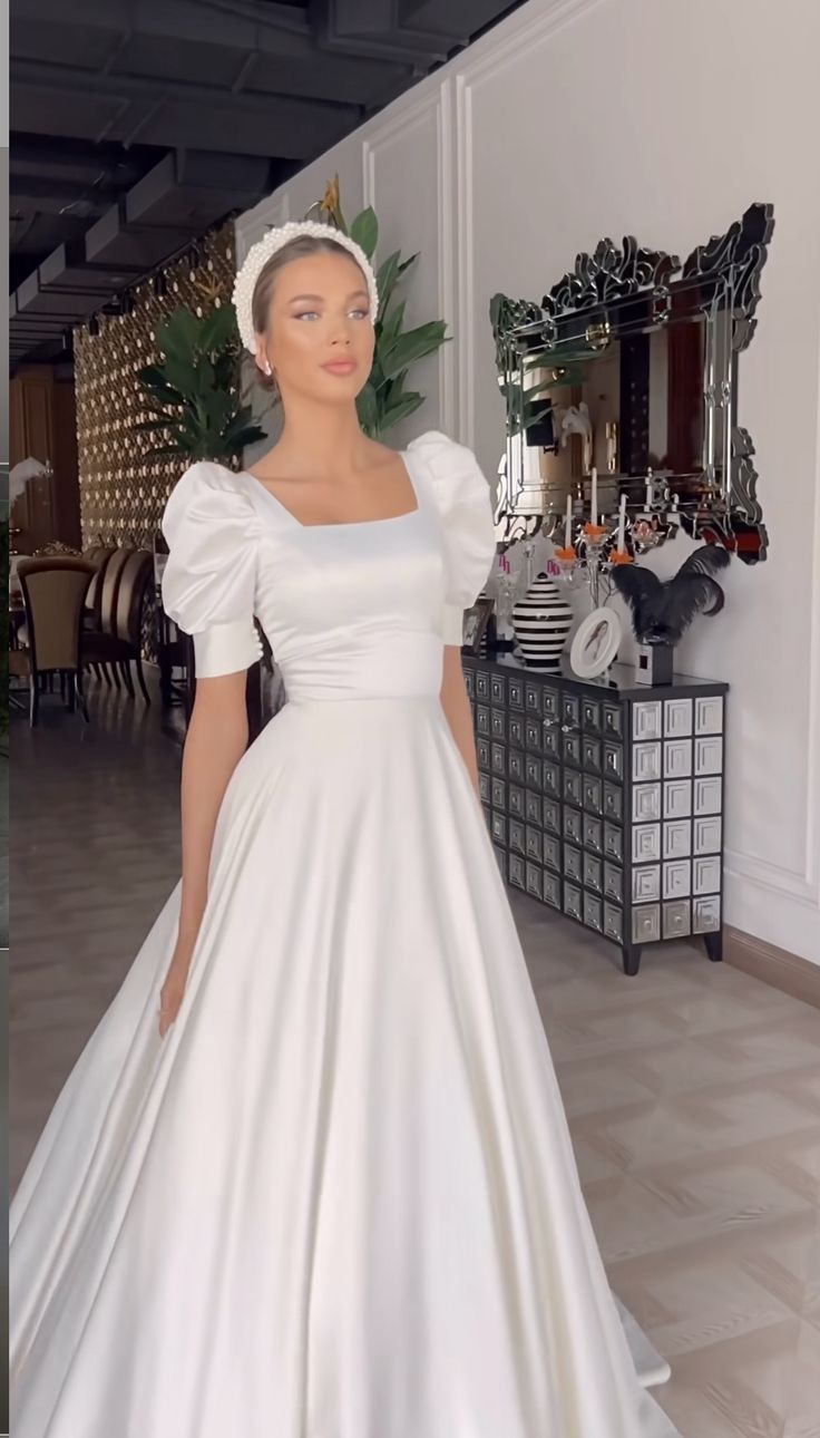 Vestido de novia largo de satén blanco con corte en A y corte princesa fg7432