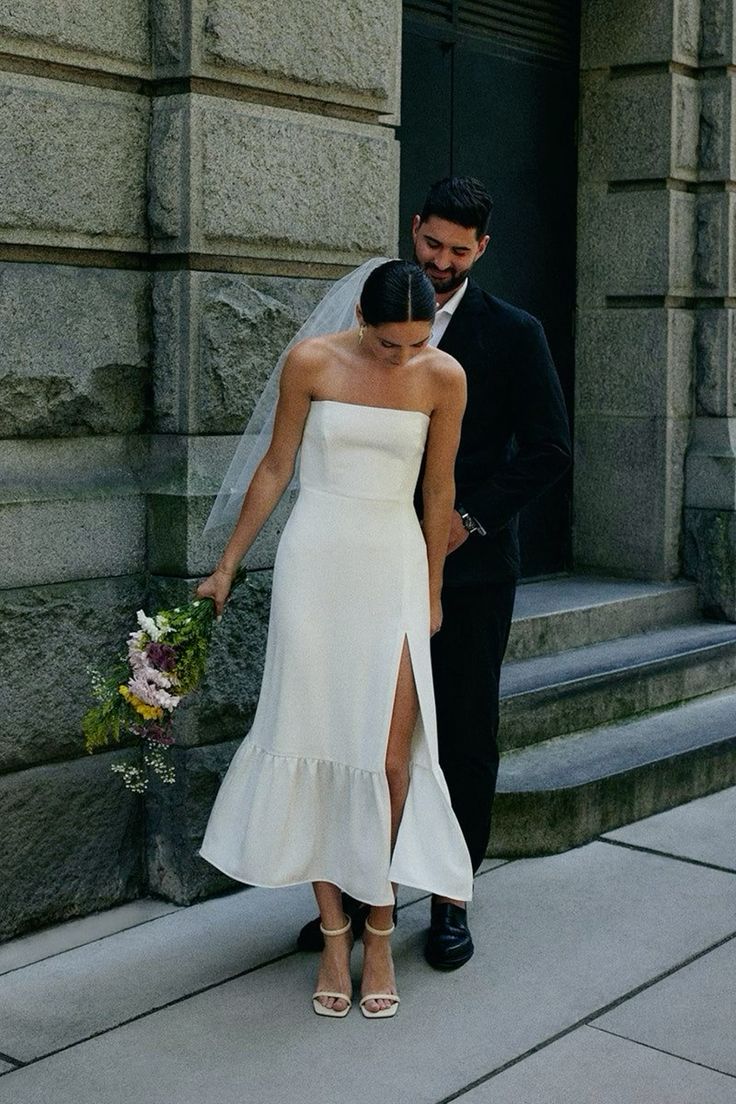 Vestido de novia sencillo sin mangas, de satén, con abertura y escote midi fg6333