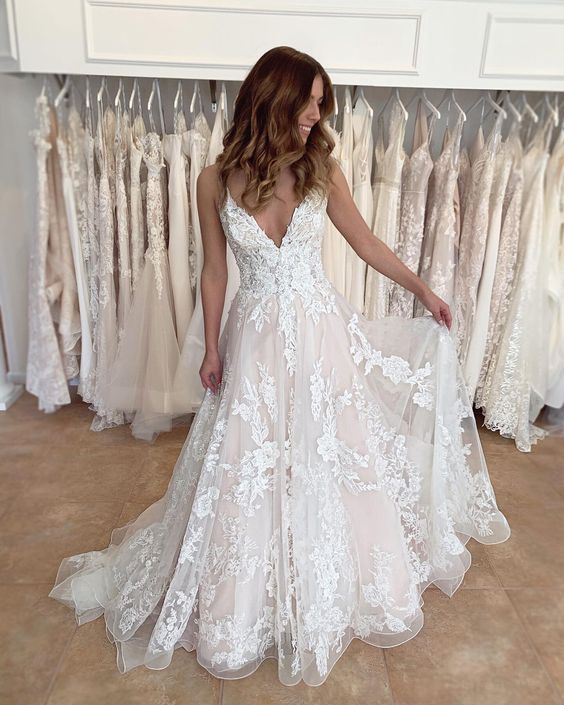 Vestido de novia de tul con apliques color champán claro y tirantes finos fg6164