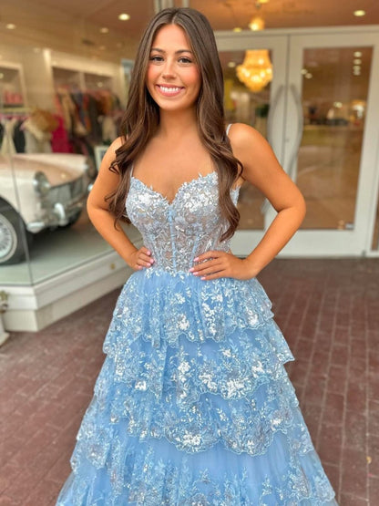 Maryam | Vestido de fiesta de encaje con capas y tirantes finos en forma de A