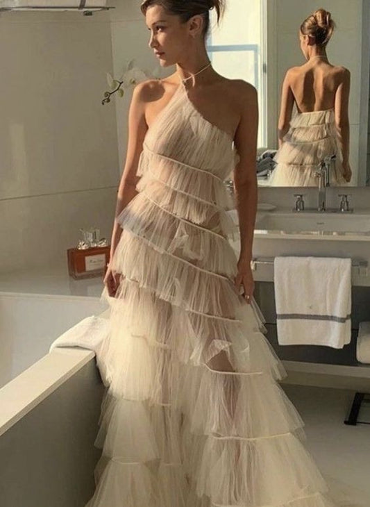 Hermoso vestido de fiesta de tul con escote halter sin mangas y capas, vestido formal de tul fg1403