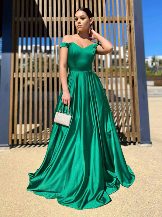 Vestido de fiesta de satén verde con hombros descubiertos y corte en A