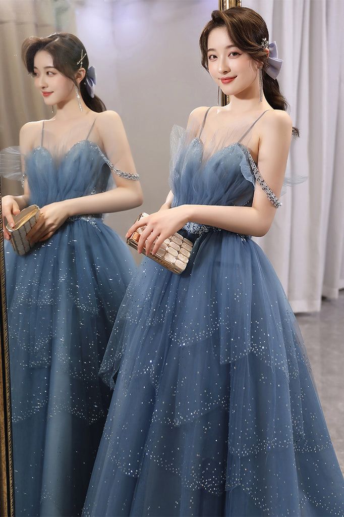 Hermoso vestido de fiesta de tul con capas y tirantes finos en color azul, vestido brillante con cuentas fg4000