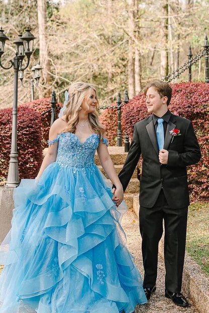 Vestidos de fiesta largos de tul con volantes y hombros descubiertos en azul con apliques