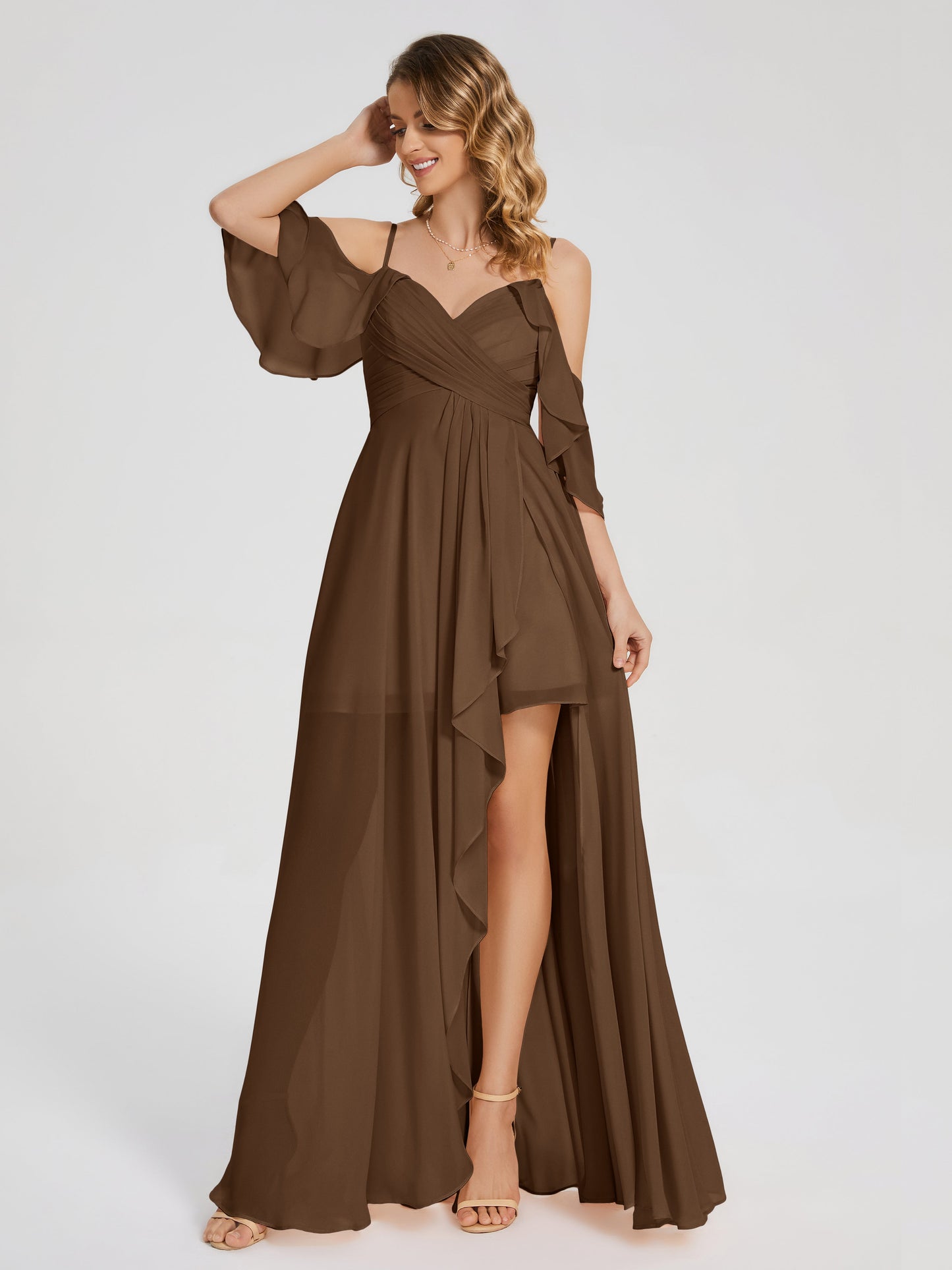 Vestido de fiesta de gasa con volantes y hombros descubiertos