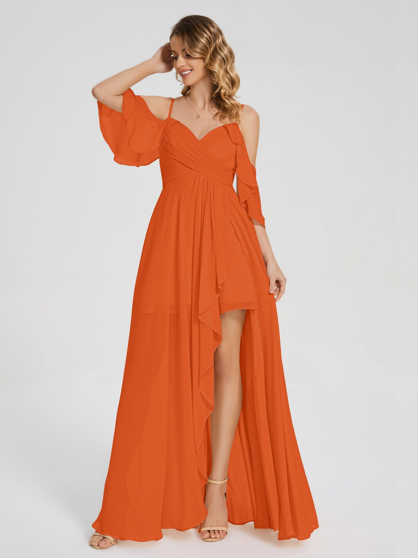 Vestido de fiesta de gasa con volantes y hombros descubiertos