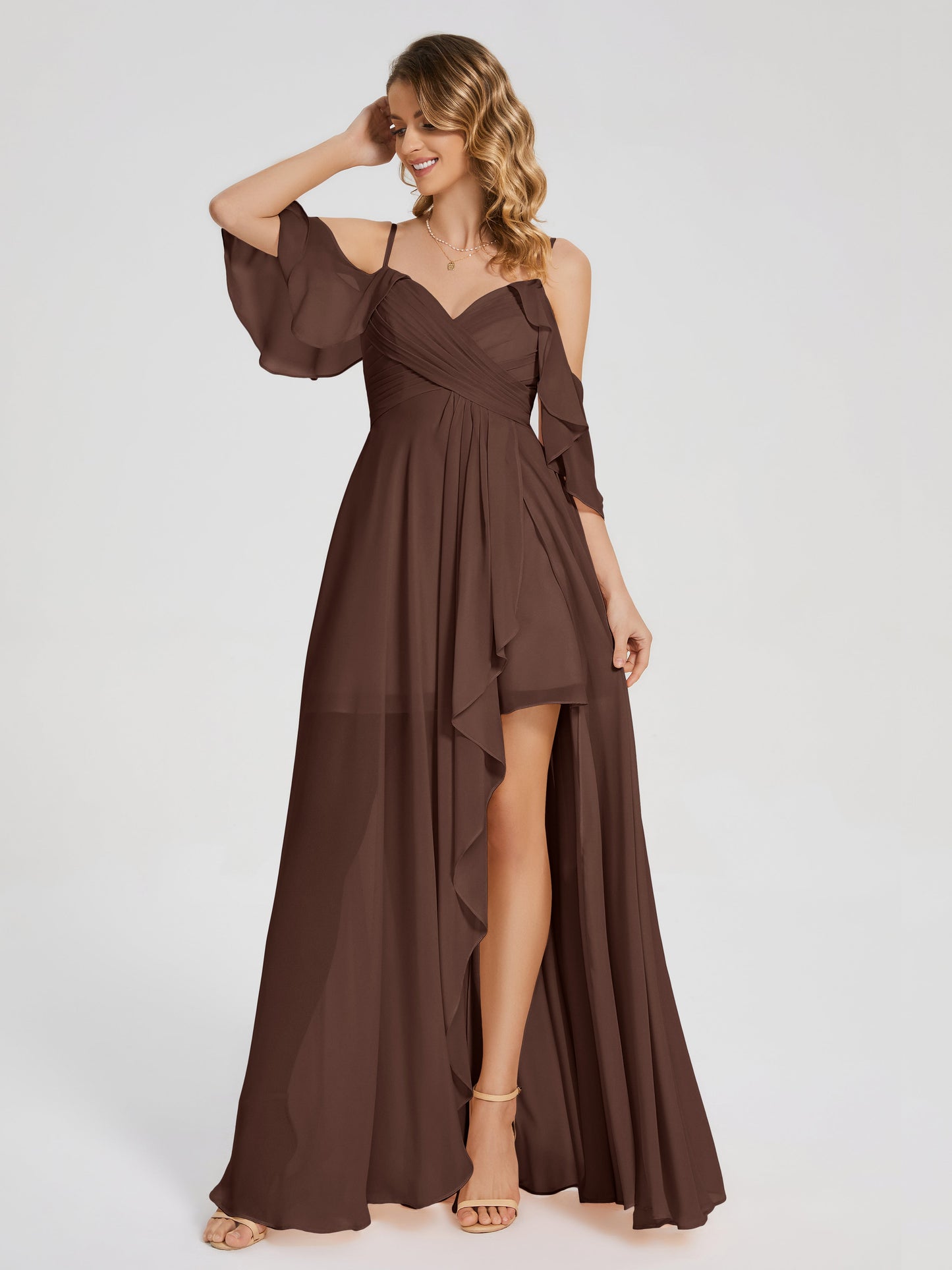 Vestido de fiesta de gasa con volantes y hombros descubiertos