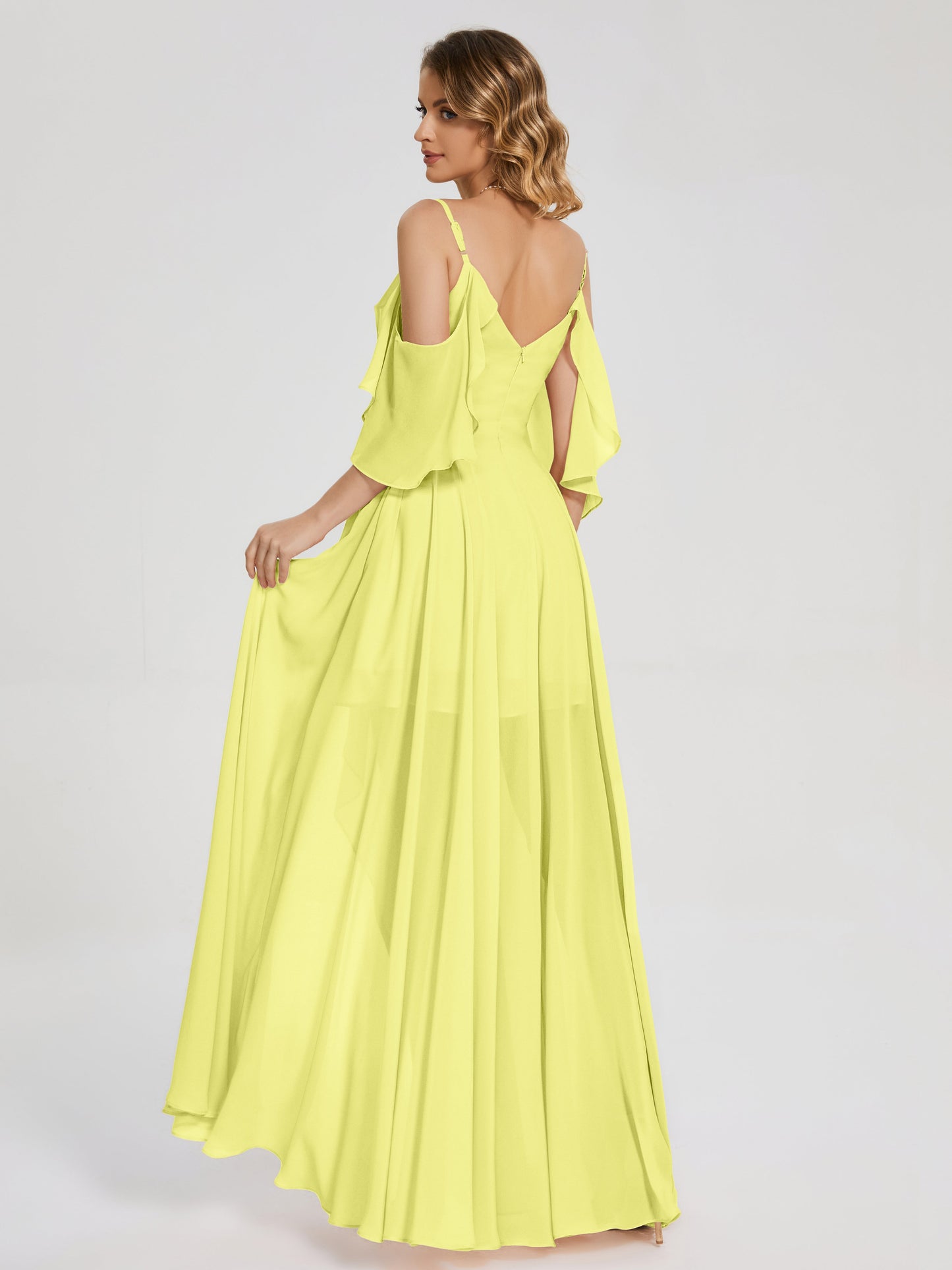 Vestido de fiesta de gasa con volantes y hombros descubiertos