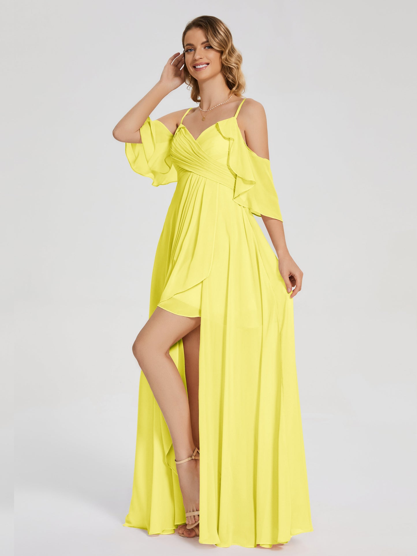 Vestido de fiesta de gasa con volantes y hombros descubiertos