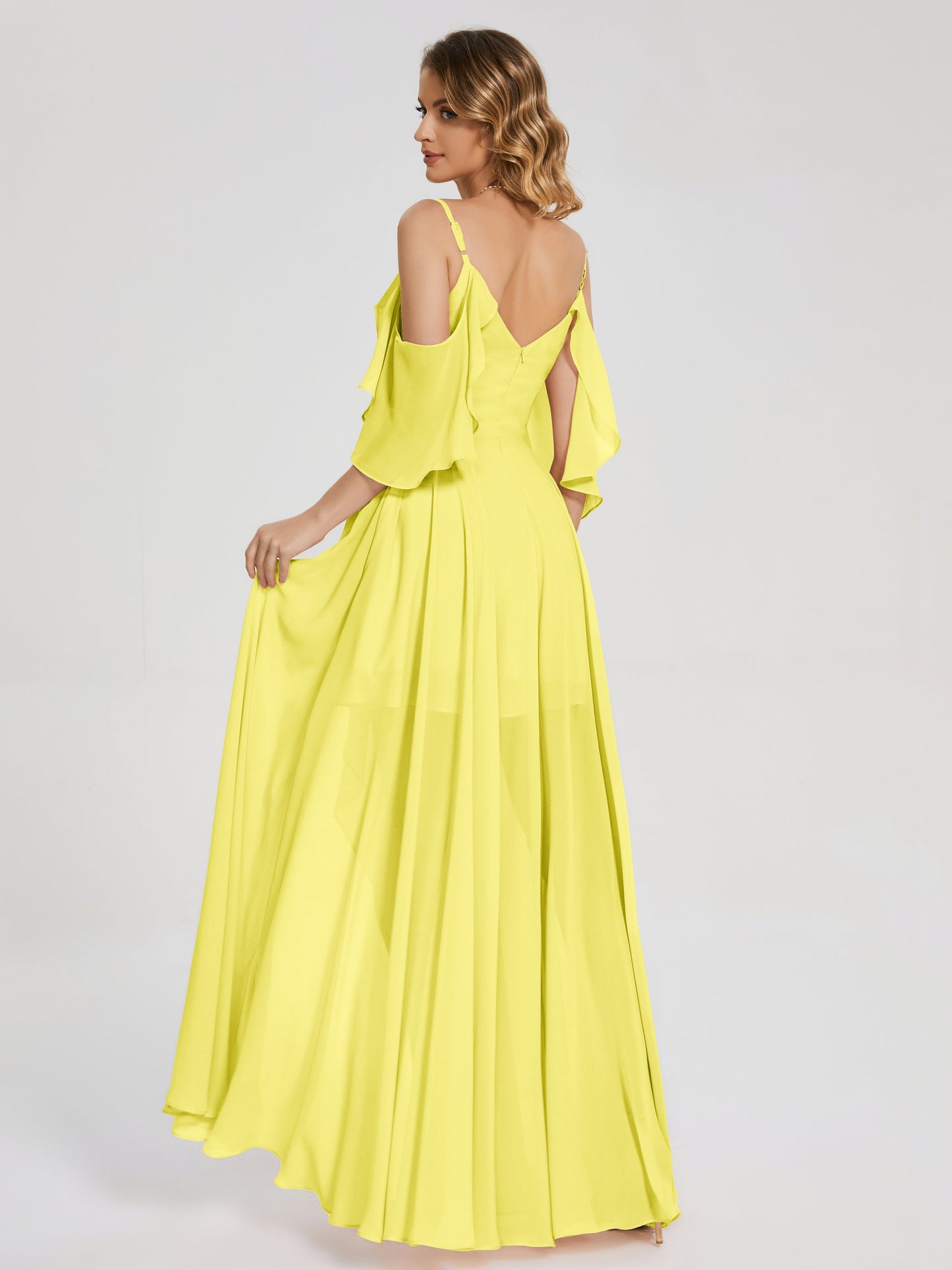 Vestido de fiesta de gasa con volantes y hombros descubiertos