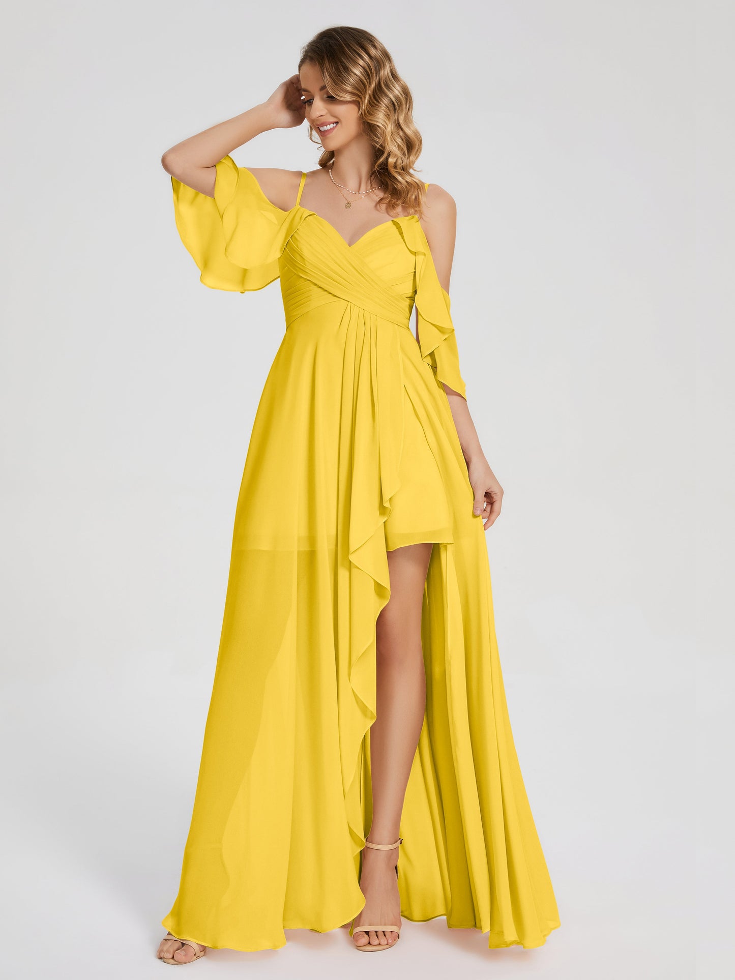 Vestido de fiesta de gasa con volantes y hombros descubiertos