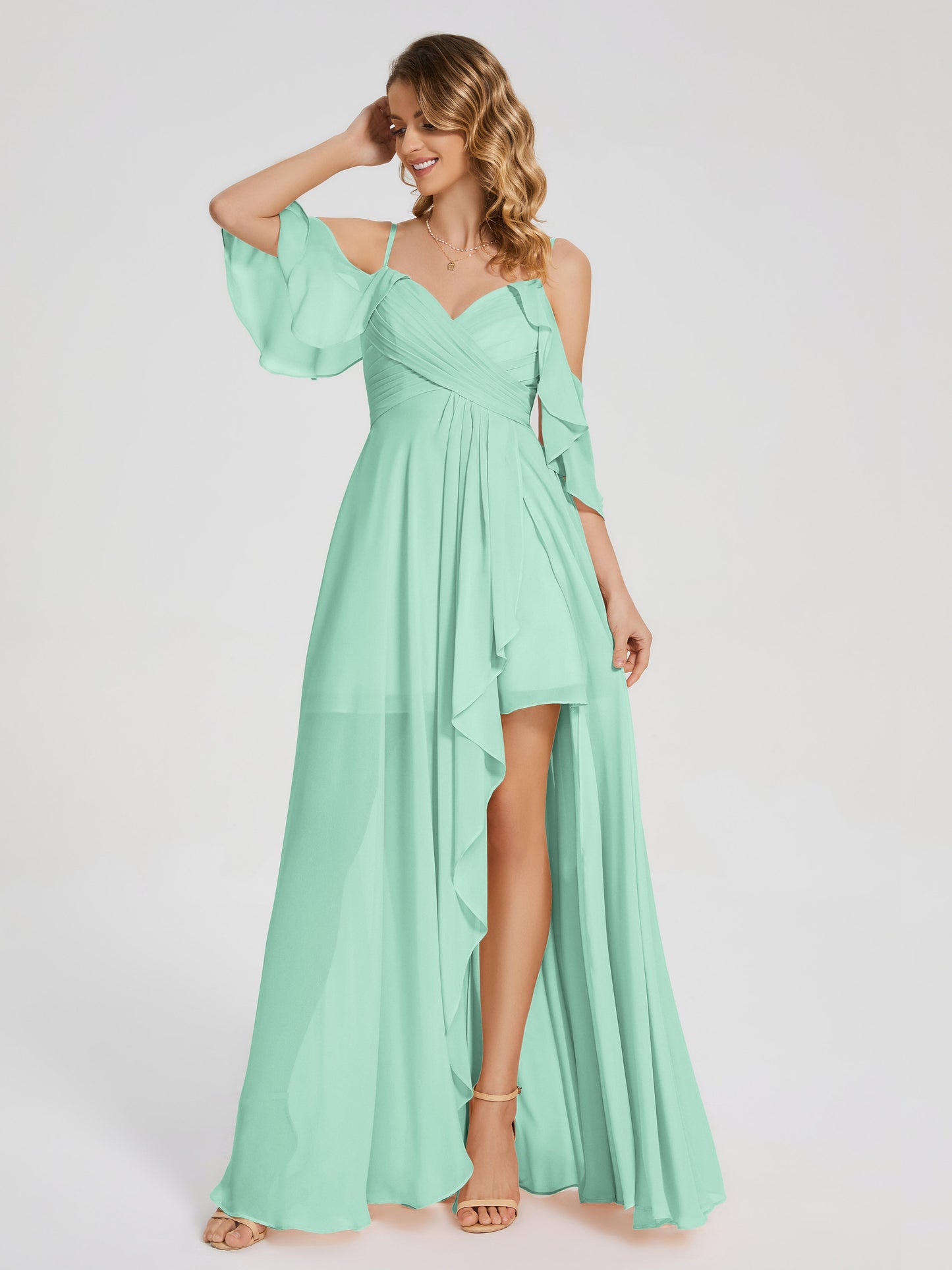 Vestido de fiesta de gasa con volantes y hombros descubiertos