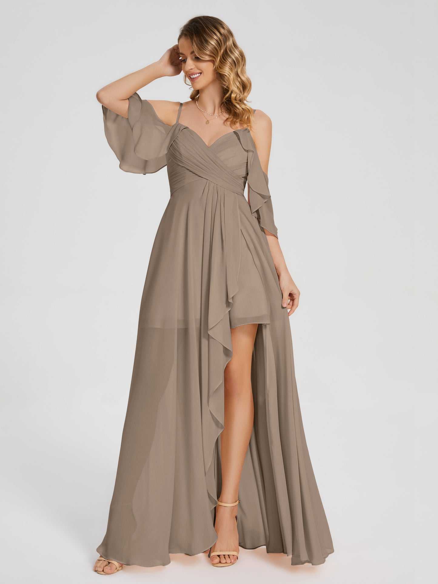 Vestido de fiesta de gasa con volantes y hombros descubiertos