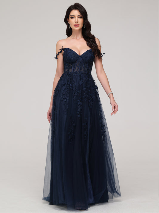 Vestido de fiesta con tirantes y apliques de encaje en azul marino oscuro con abertura