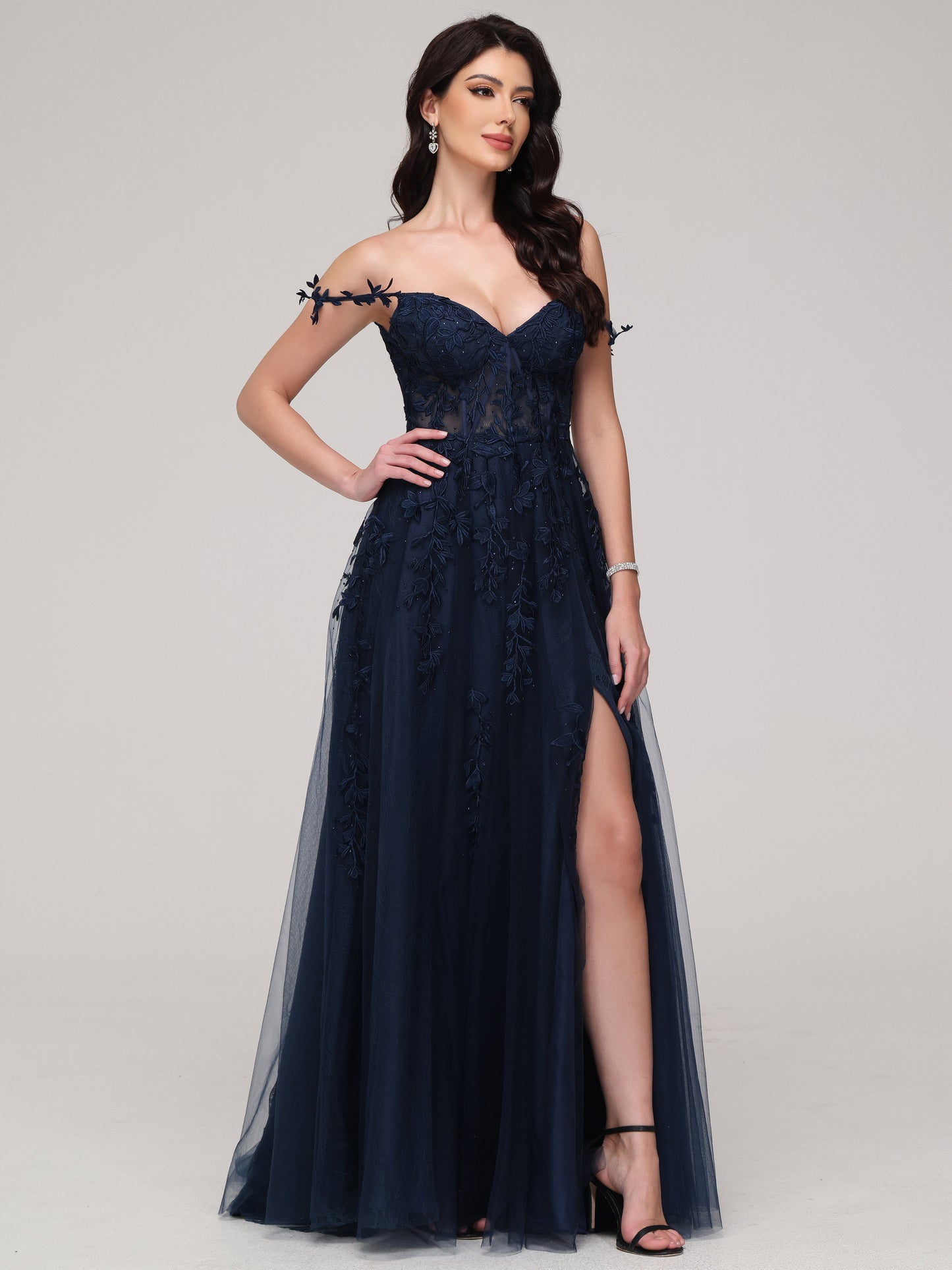 Vestido de fiesta con tirantes y apliques de encaje en azul marino oscuro con abertura
