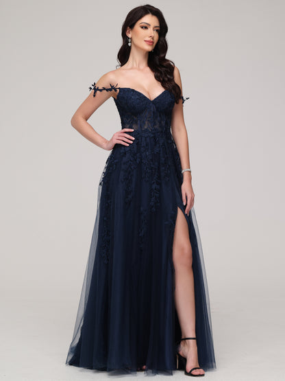 Vestido de fiesta con tirantes y apliques de encaje en azul marino oscuro con abertura