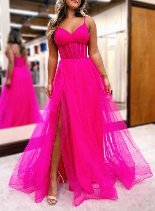 Galilea | Vestido de fiesta largo de corte A con escote en V y corpiño transparente en color fucsia y abertura