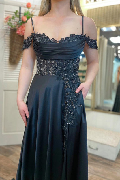Vestido formal de corte A con hombros descubiertos, cuentas y abertura