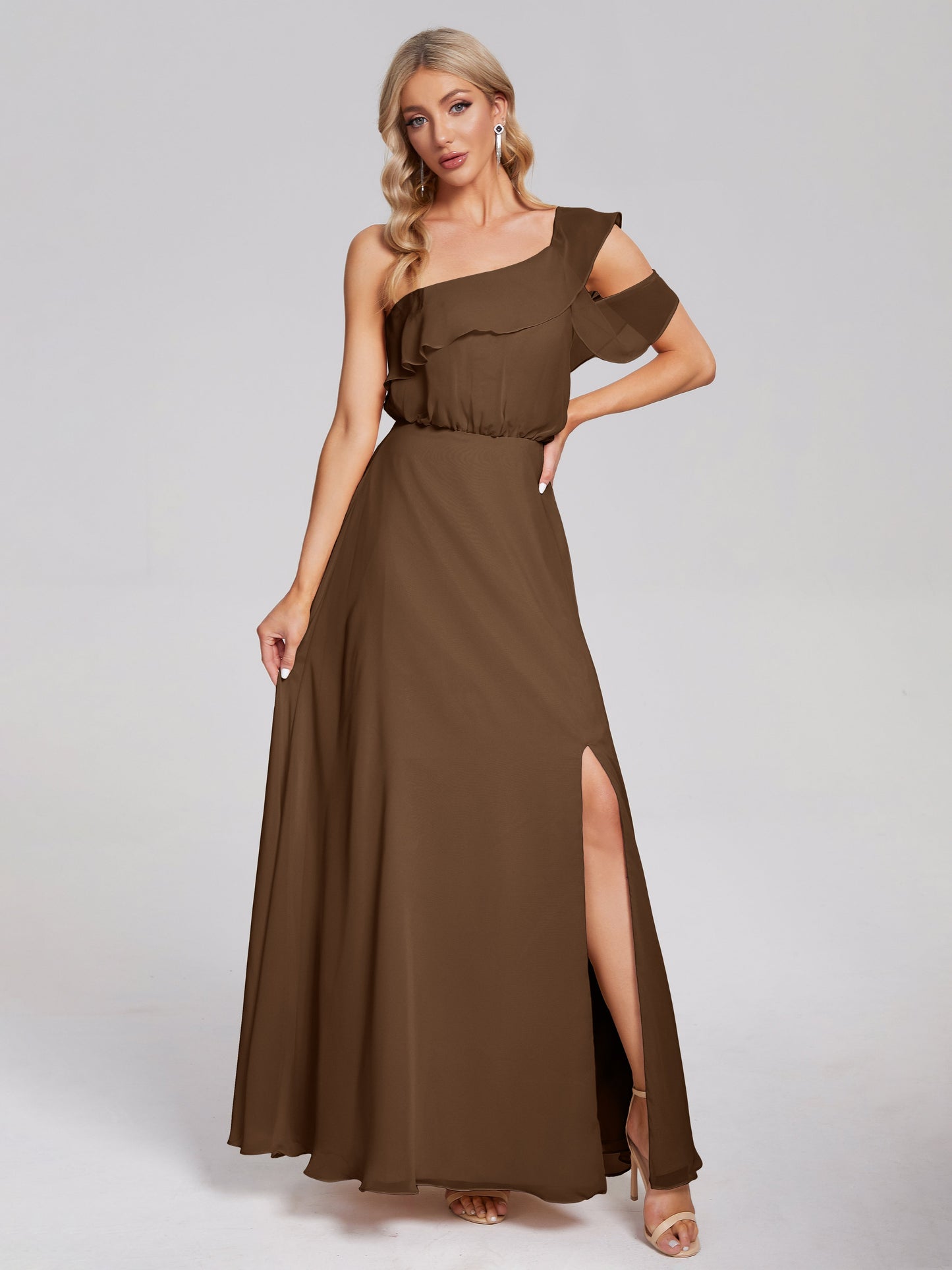 Vestido de fiesta de gasa con un hombro descubierto y volantes