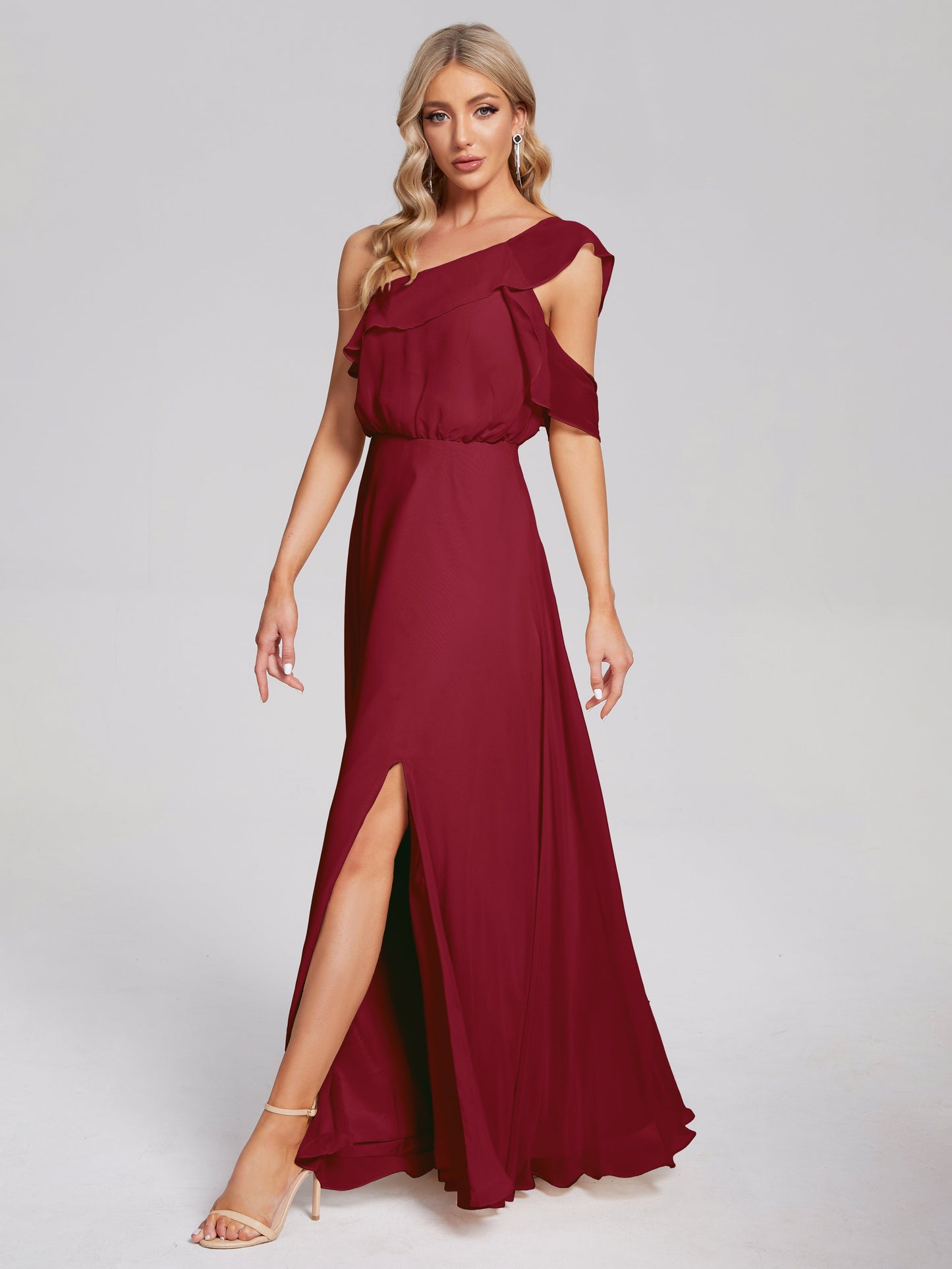 Vestido de fiesta de gasa con un hombro descubierto y volantes