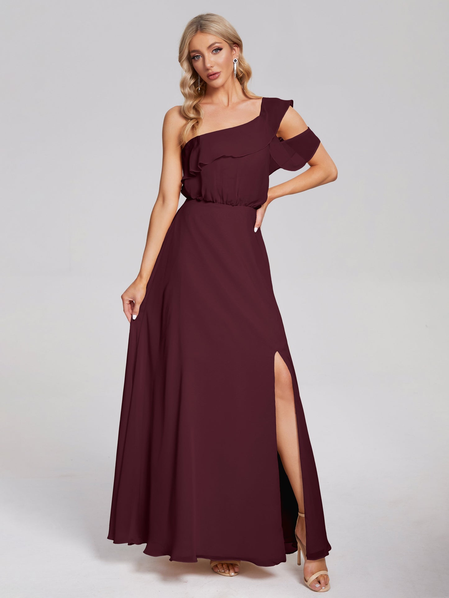 Vestido de fiesta de gasa con un hombro descubierto y volantes