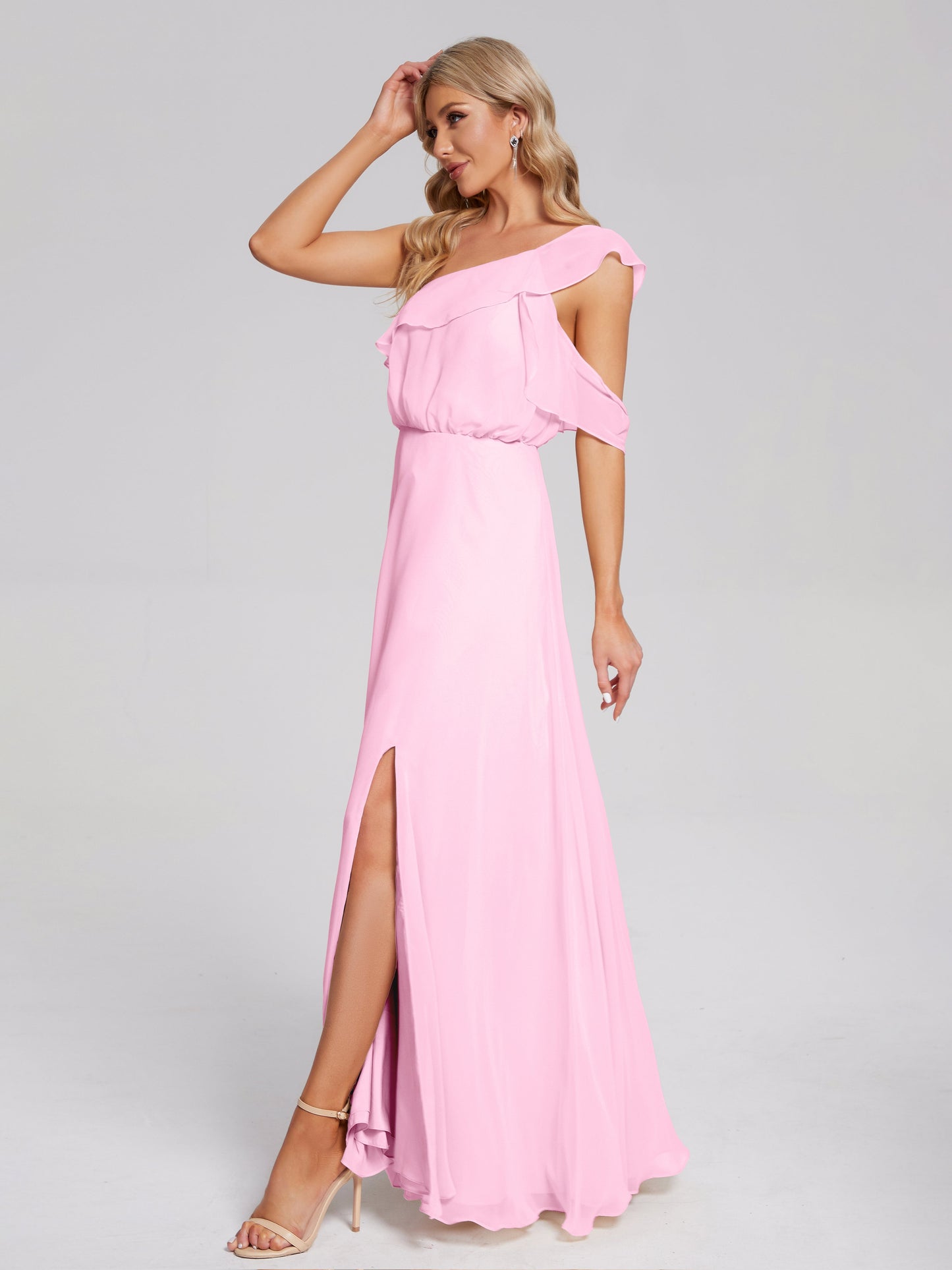 Vestido de fiesta de gasa con un hombro descubierto y volantes