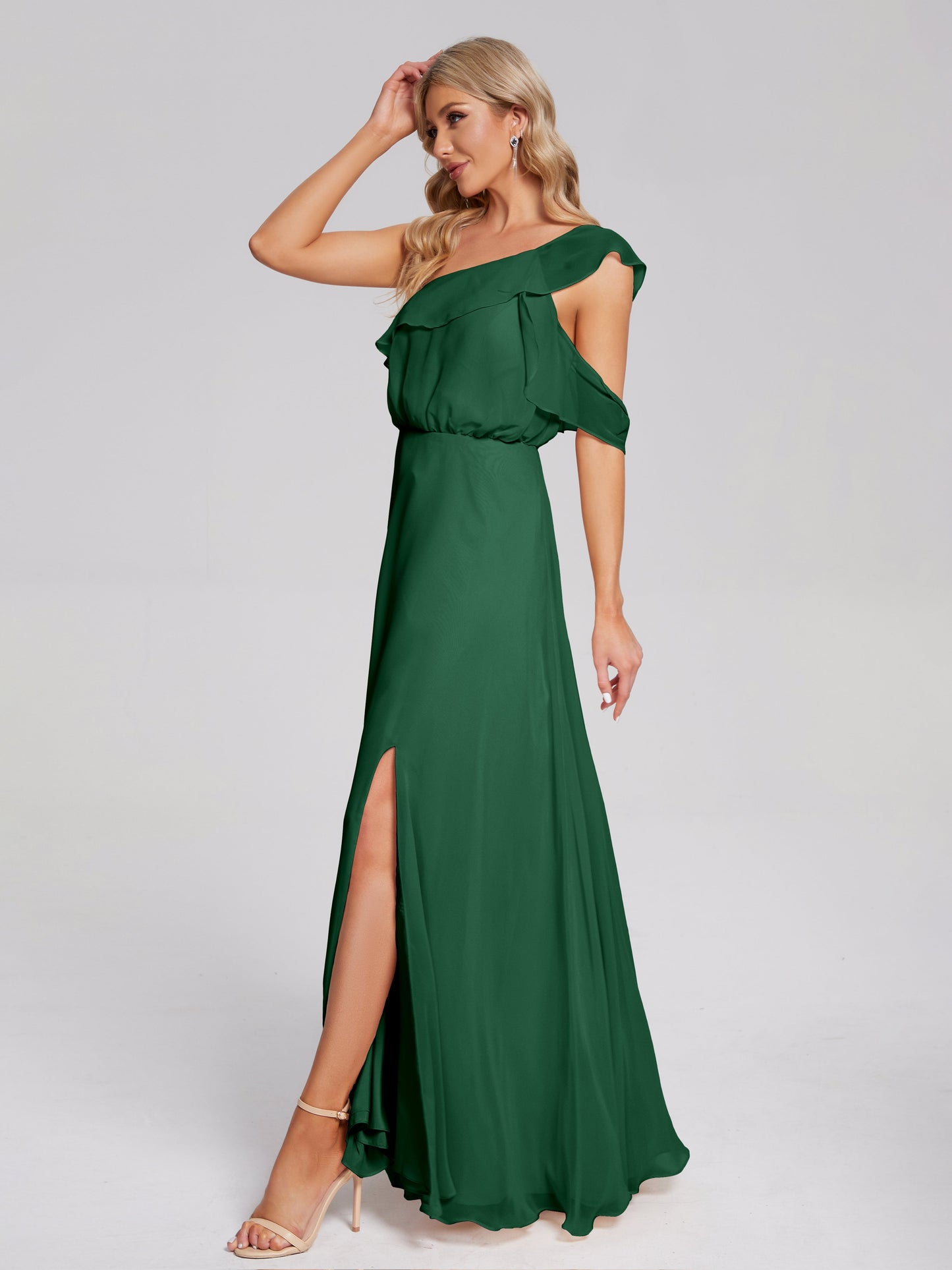 Vestido de fiesta de gasa con un hombro descubierto y volantes