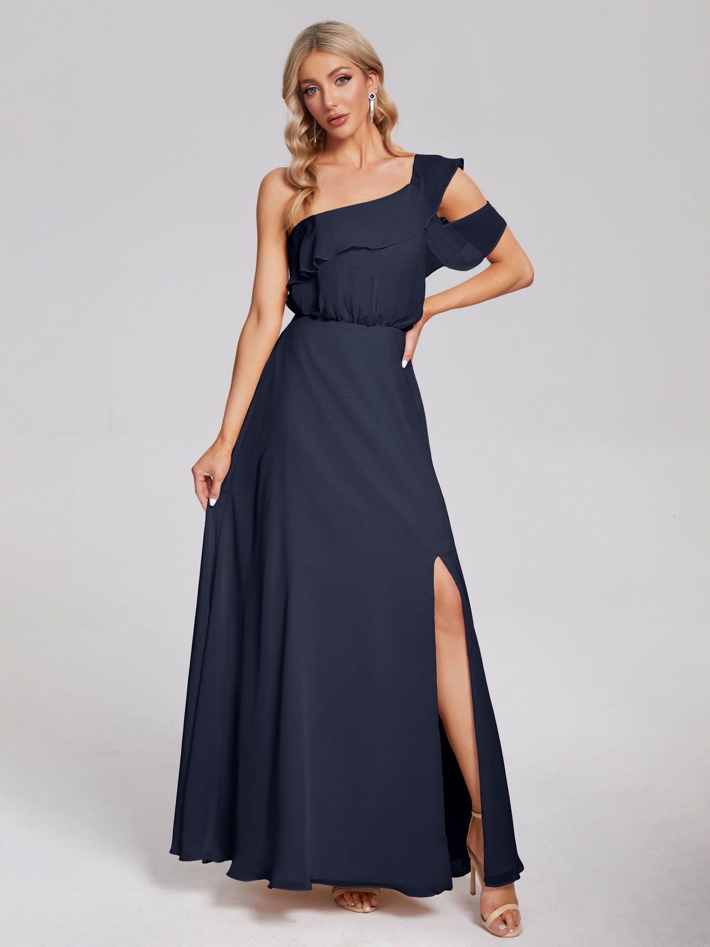Vestido de fiesta de gasa con un hombro descubierto y volantes