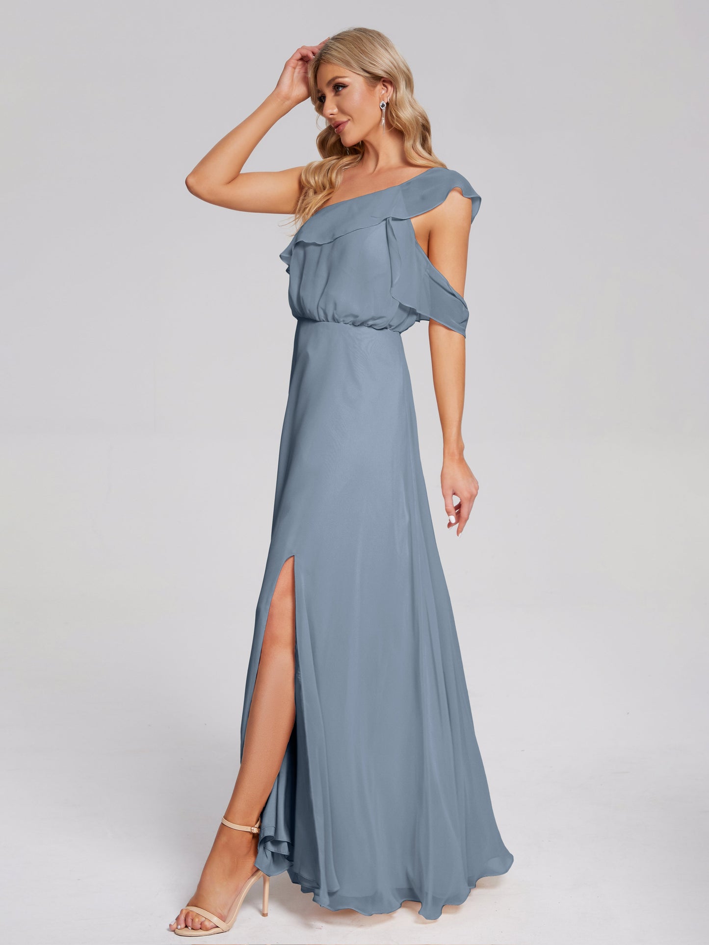 Vestido de fiesta de gasa con un hombro descubierto y volantes
