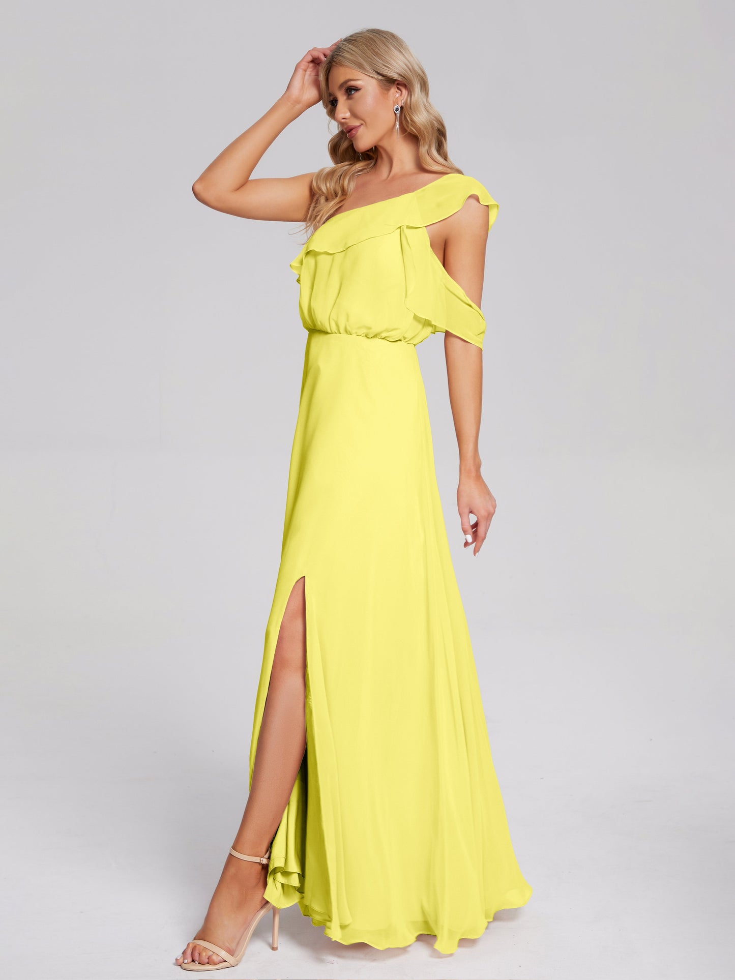 Vestido de fiesta de gasa con un hombro descubierto y volantes