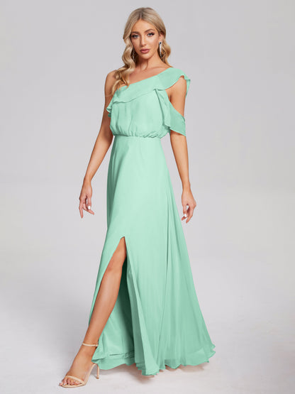 Vestido de fiesta de gasa con un hombro descubierto y volantes