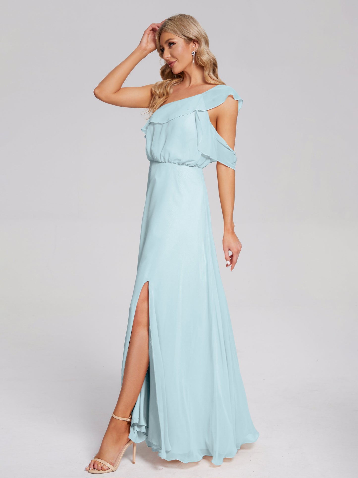 Vestido de fiesta de gasa con un hombro descubierto y volantes