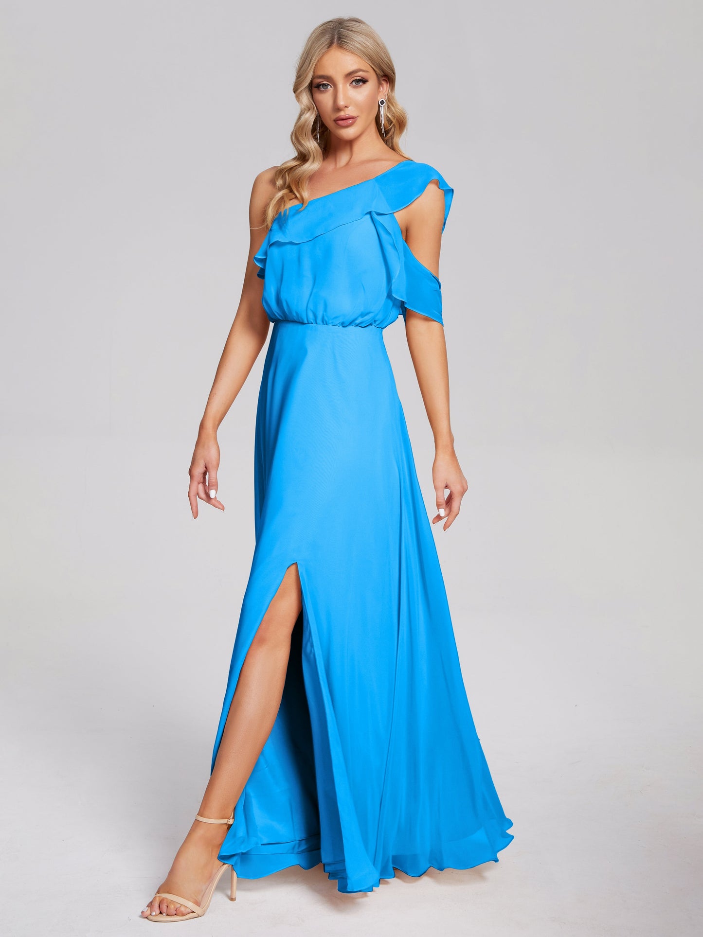 Vestido de fiesta de gasa con un hombro descubierto y volantes