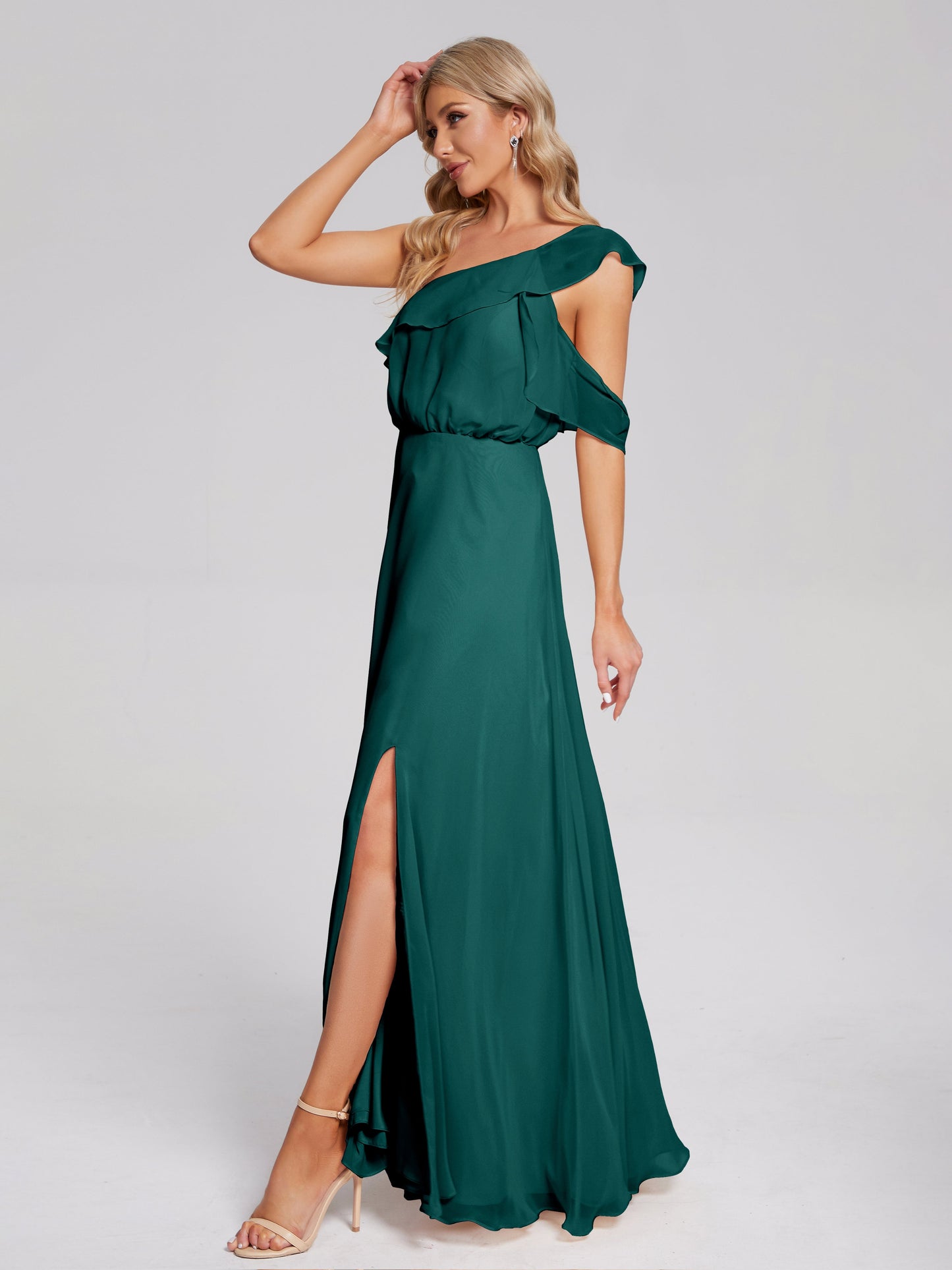 Vestido de fiesta de gasa con un hombro descubierto y volantes