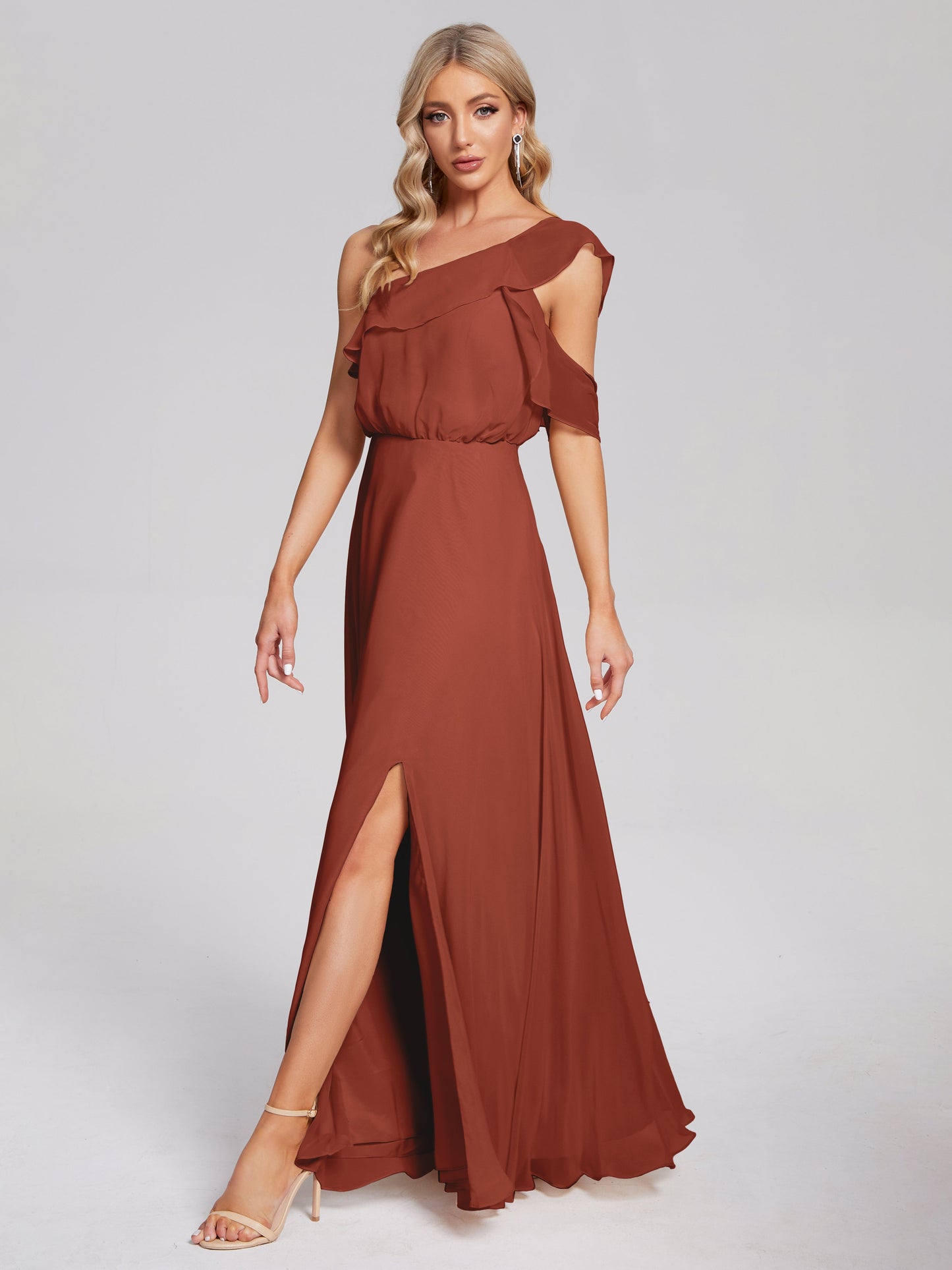 Vestido de fiesta de gasa con un hombro descubierto y volantes